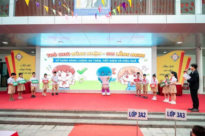 Chương trình được tổ chức với nhiều ví dụ trực quan, tương tác, giúp học sinh dễ dàng tiếp cận kiến thức về năng lượng thông qua trò chơi, câu hỏi và hoạt động thực hành.