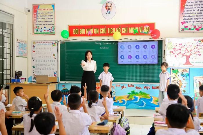 Bảo đảm an toàn cho những học sinh ở Ngòi Hoa đến lớp.