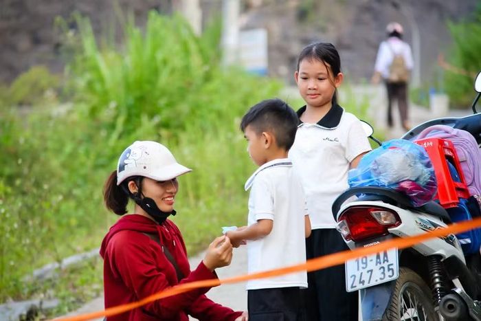 Một con đường hoặc cây cầu là mong ước của nhiều phụ huynh, học sinh.