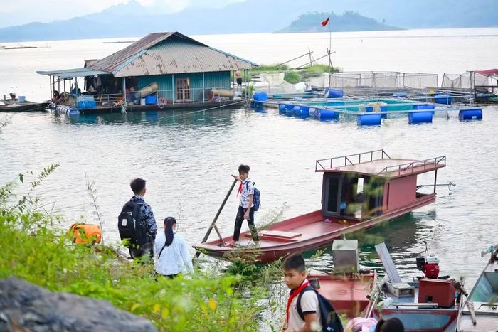 Học sinh đến trường trên những chuyến thuyền tiềm ẩn nhiều nguy cơ rủi ro.