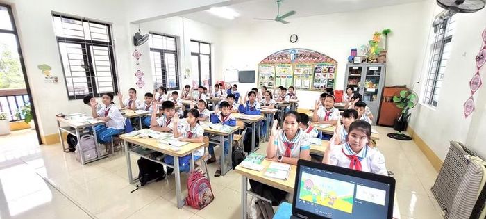 Giờ học tại phân hiệu Trường Tiểu học Quỳnh Tam sáng 14/9 đã có thêm học sinh điểm lẻ Tiến Sơn đi học.