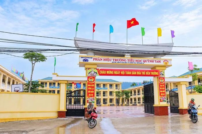 Phân hiệu Trường Tiểu học Quỳnh Tam có cơ sở vật chất khang trang, rộng rãi. Ảnh: Hồ Lài