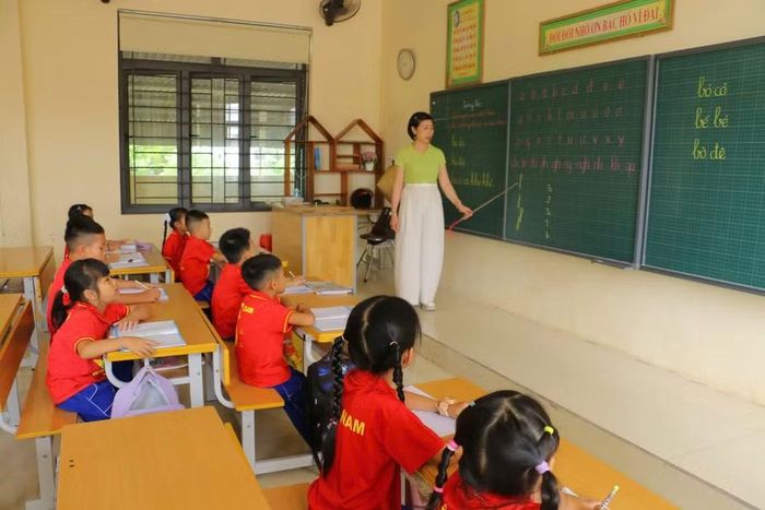 Giờ học của cô trò tại phân hiệu Trường Tiểu học Quỳnh Tam. Ảnh: Hồ Lài