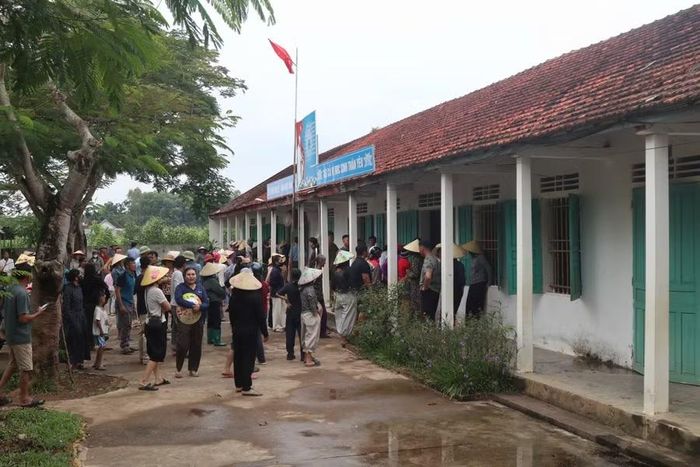 Nhiều phụ huynh tập trung tại điểm trường lẻ Tiến Sơn để đối thoại, chia sẻ ý kiến, nguyện vọng với địa phương và lãnh đạo Sở GD&ĐT Nghệ An. Ảnh: Hồ Lài