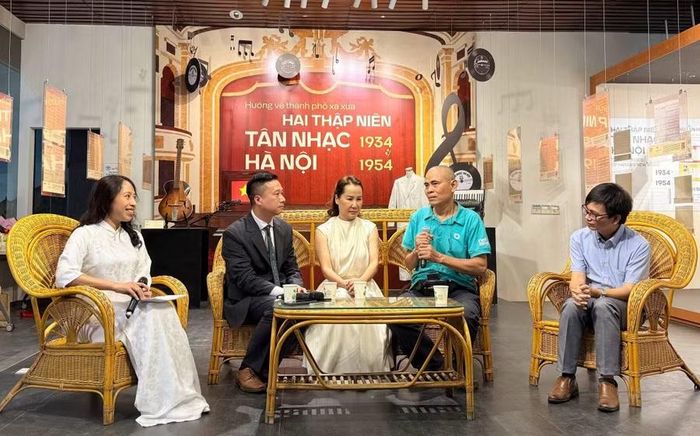 Giới nghiên cứu, nhạc sĩ tại tọa đàm trong khuôn khổ trưng bày.
