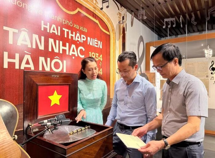Hiện vật hộp nhạc cơ, đĩa nhạc được đặt chế tác riêng tại Mỹ để trình diễn “Tiến quân ca” của nhạc sĩ Văn Cao.