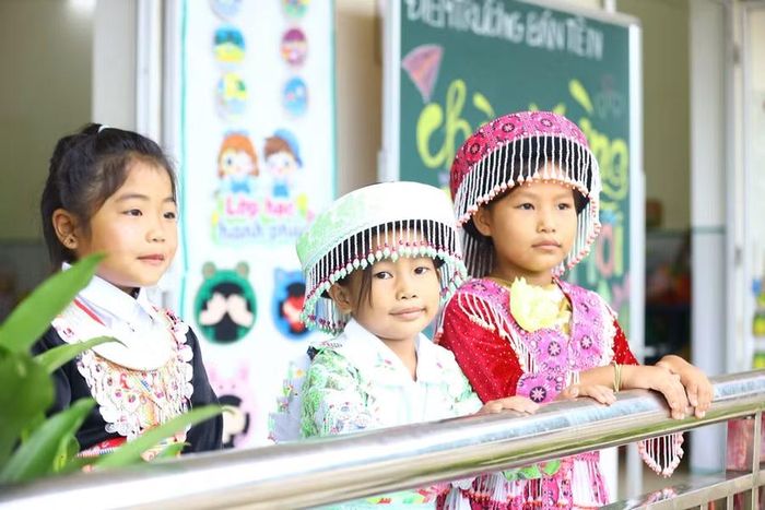 Những ánh mắt trong veo, những nụ cười tươi sáng, thắp lên hi vọng về tương lai của những học sinh Bản Tèn.