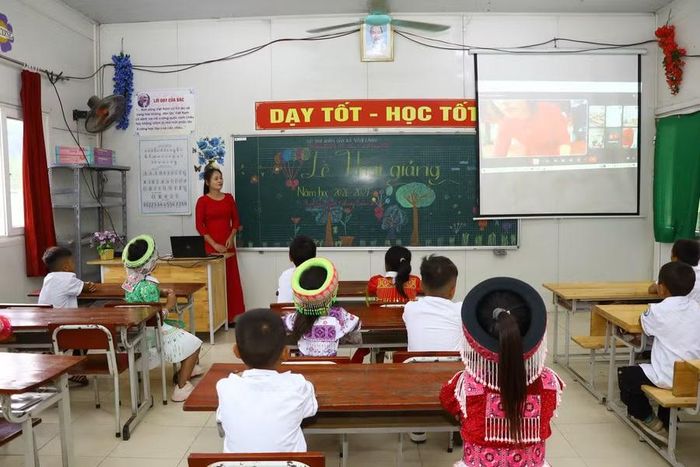 Lớp học được đầu tư, trang bị cơ sở vật chất, thiết bị hiện đại phục vụ cho việc dạy và học tại điểm trường Bản Tèn.