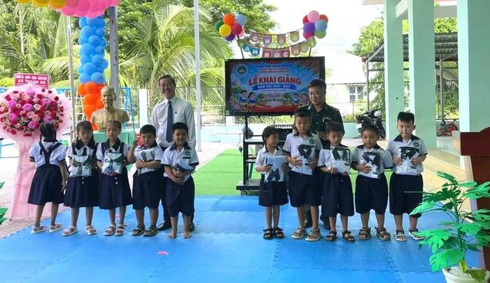 Học sinh điểm trường Thiềng Liềng nhận vui mừng nhận đồng phục năm học mới.