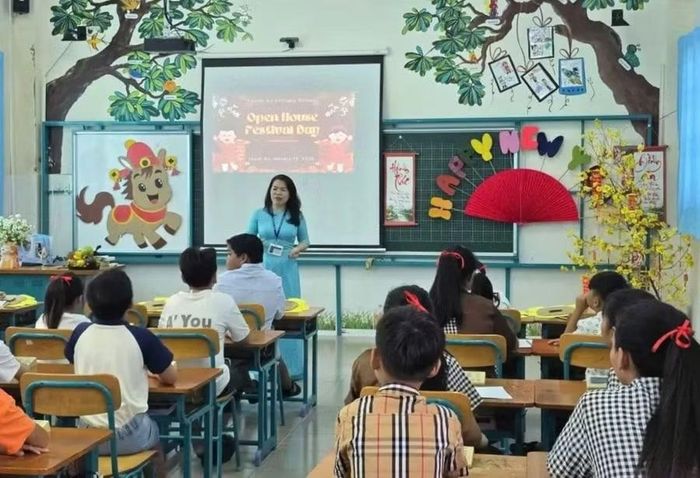 Bà Đinh Thị Liễu, phát biểu khai mạc tại ngày Hội “Open house” do nhà trường tổ chức.