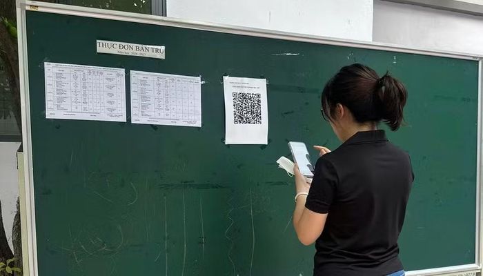 Phụ huynh quét QR kiểm tra nguồn gốc thực phẩm, thực đơn.
