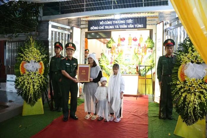 Trung tướng Lương Văn Kiểm, Phó Bí thư Đảng ủy, Tư lệnh Quân khu 3 trao Quyết định truy thăng quân hàm sĩ quan trước thời hạn cho thân nhân Trung tá Trần Văn Tùng sáng 14/9.