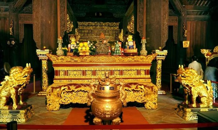 Nội thất trong khu chính điện Lam Kinh được dát vàng.