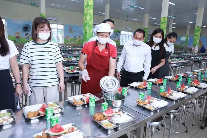 Phụ huynh tham gia kiểm tra chất lượng, định lượng bữa ăn bán trú tại trường học. Ảnh: Đình Tuệ.