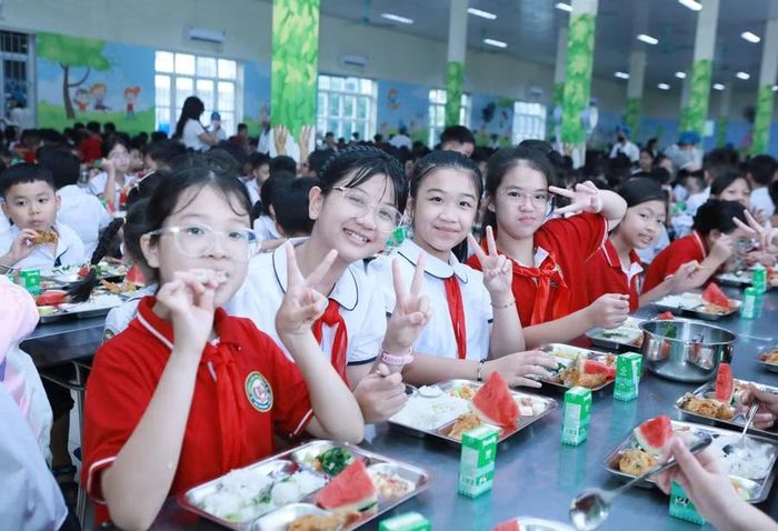 Chất lượng bữa ăn bán trú của học sinh luôn là ưu tiên hàng đầu của các nhà trường. Ảnh: ĐÌnh Tuệ.