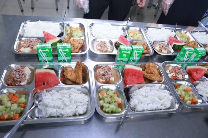 Suất ăn bán trú của học sinh Hà Nội ngày càng được đảm bảo. Ảnh: Đình Tuệ.