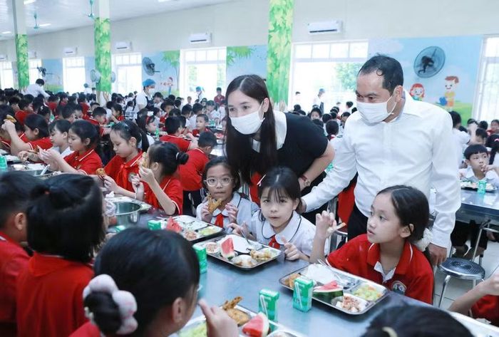 Lãnh đạo và học sinh Trường Tiểu học Đông La trong giờ ăn bán trú trưa 14/9. Ảnh: Đình Tuệ.