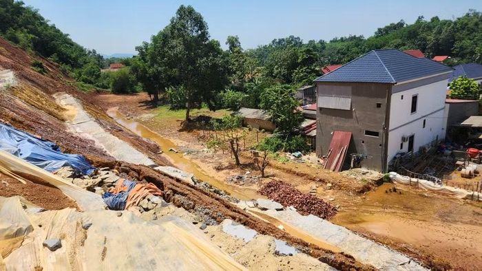Sau mưa, nước đọng lại.