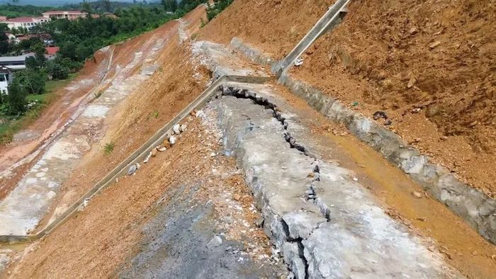 Nhiều vị trí có dấu hiệu hư hỏng, sụt gãy.