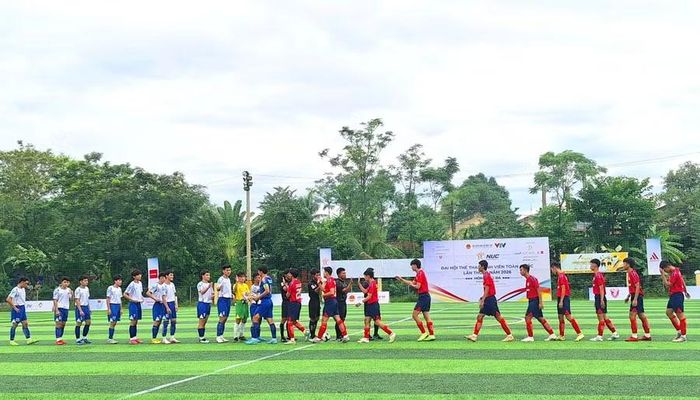 2 đội bóng Trường Đại học Khoa học, Đại học Huế và Trường Cao đẳng Công nghiệp Huế bắt tay nhau trước trận đầu tiên của giải.