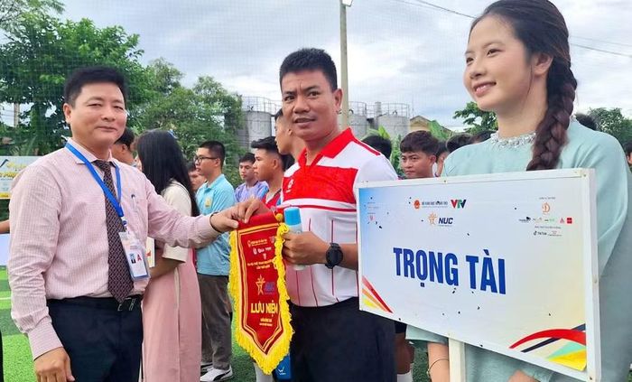 TS Bùi Văn Lợi, Phó Giám đốc Đại học Huế tặng cờ lưu niệm cho tổ trọng tài.