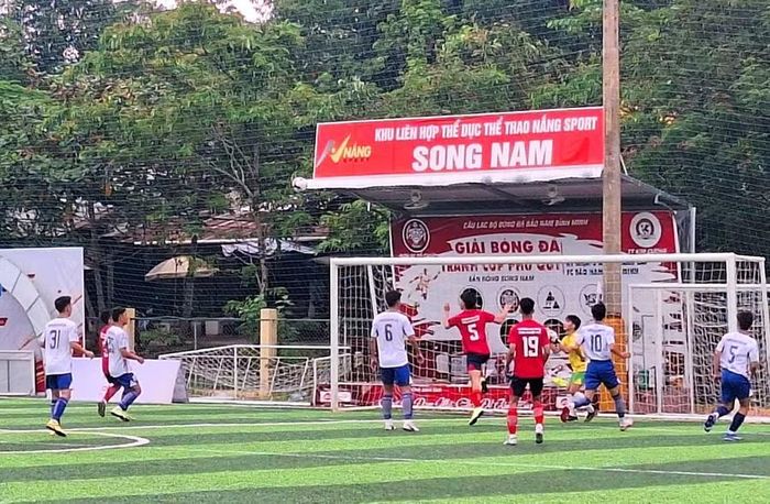 Những pha bóng quyết liệt, đẹp mắt ở trận đấu đầu tiên sau lễ khai mạc.