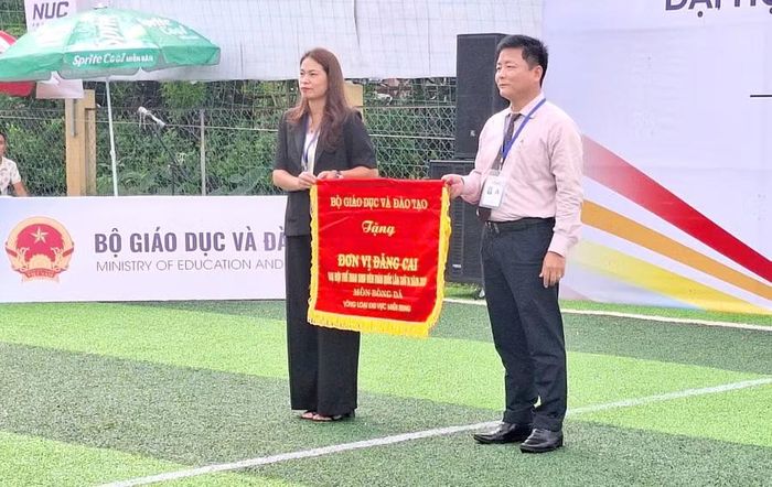 Bộ GD&ĐT tặng cờ cho Đại học Huế và Hội Thể thao Đại học và Chuyên nghiệp Huế - đơn vị đăng cai tổ chức môn Bóng đá Vòng loại khu vực miền Trung.