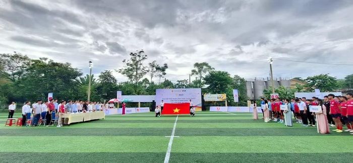 Chào cờ tại lễ khai mạc.