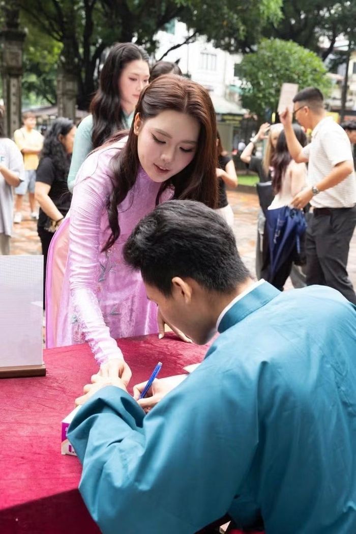 Á hậu 1 Mỹ Lan cũng ghi danh nhập học.