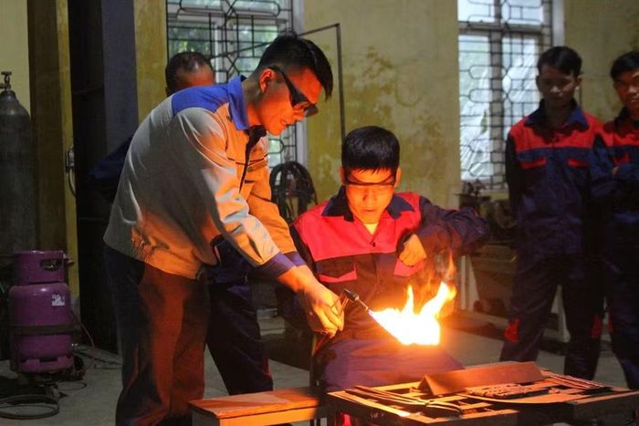 Nhiều lớp học nghề ở Hà Tĩnh được liên kết với doanh nghiệp.