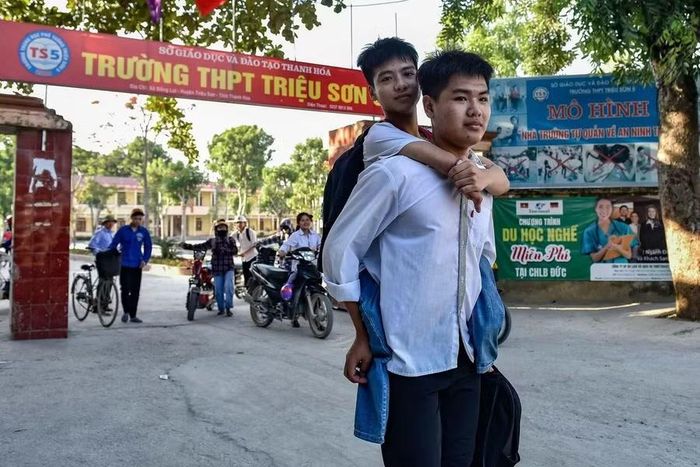 Hiếu từng có 10 năm cõng Minh đến trường.