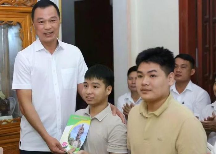 Chủ tịch UBND tỉnh Thanh Hóa Tô Anh Dũng tặng quà cho Ngô Văn Hiếu và Nguyễn Tất Minh.