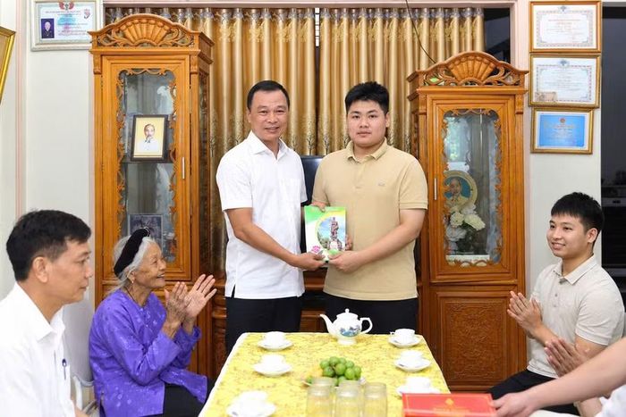 Chủ tịch UBND tỉnh Thanh Hóa Tô Anh Dũng tặng quà chúc mừng em Ngô Văn Hiếu vừa trúng tuyển bác sĩ nội trú, Trường đại học Y Hà Nội.