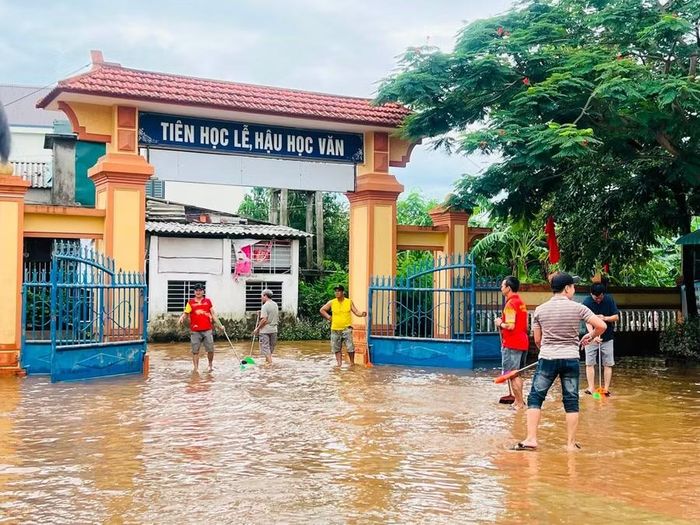 Mưa lớn khiến nước tràn vào gây ngập ở Trường THCS Thành Cổ, phường Quảng Trị.