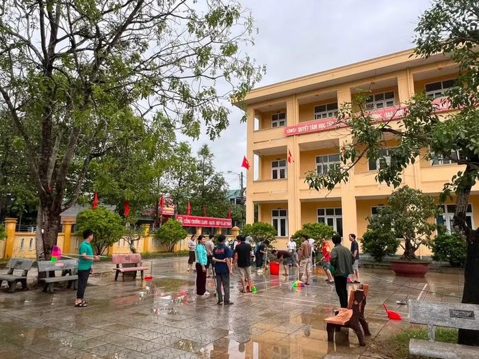 Thầy cô tích cực dọn dẹp vệ sinh, làm sạch trường lớp.