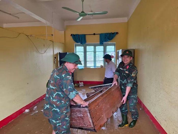 Bộ đội giúp nhà trường dọn dẹp vệ sinh.