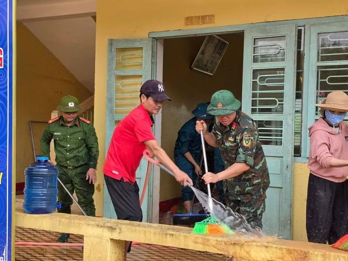 Được sự hỗ trợ của các lực lượng quân đội, công an, dân quân, các trường hoàn thành công tác vệ sinh trường lớp sau lũ.