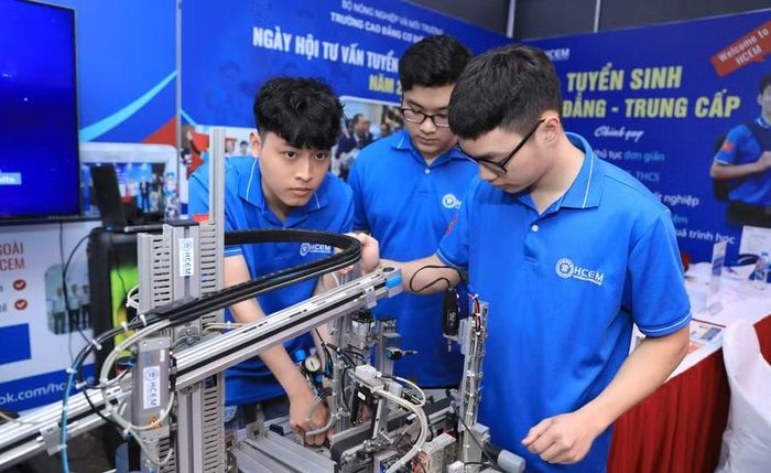 Sinh viên Trường Cao đẳng Cơ điện Hà Nội thực hành trực tiếp trên máy móc, thiết bị hiện đại.