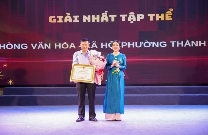 Bà Trần Thị Mỹ Hạnh - Giám đốc Sở Văn hóa, Thể thao và Du lịch Nghệ An trao giải Nhất tập thể cho Phòng Văn hóa - Xã hội phường Thành Vinh. Ảnh: Hồ Lài