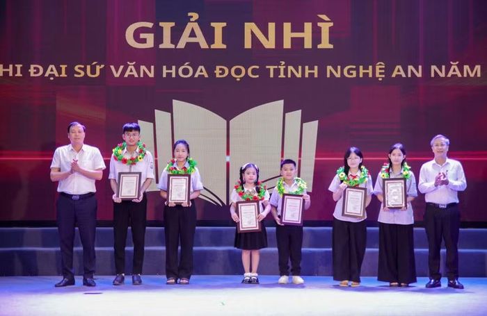 Ban tổ chức trao 6 giải Nhì cho các cá nhân. Ảnh: Hồ Lài