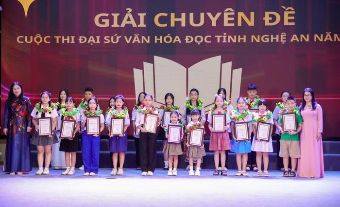 Các học sinh đạt giải chuyên đề, tập trung vào các nội dung như: giới thiệu tác phẩm hay nhất; bài viết, video dự thi ấn tượng nhất; sáng kiến phát triển văn hóa đọc... Ảnh: Hồ Lài