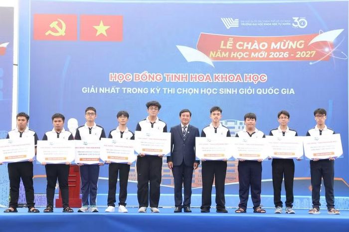 Lãnh đạo Trường Đại học Khoa học tự nhiên (Đại học Quốc gia TPHCM) trao học bổng Tinh hoa Khoa học cho tân sinh viên giành giải Nhất kỳ thi chọn học sinh giỏi quốc gia. Ảnh: VNUHCM.