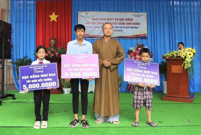 Trao 3 suất học bổng cho học sinh có hoàn cảnh đặc biệt khó khăn.