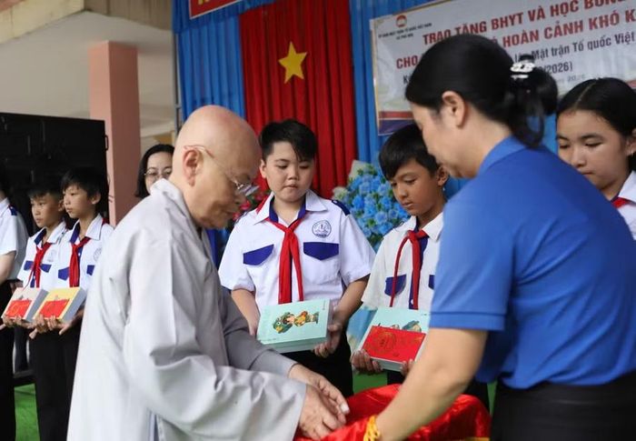 Trao quà học tập cho học sinh.