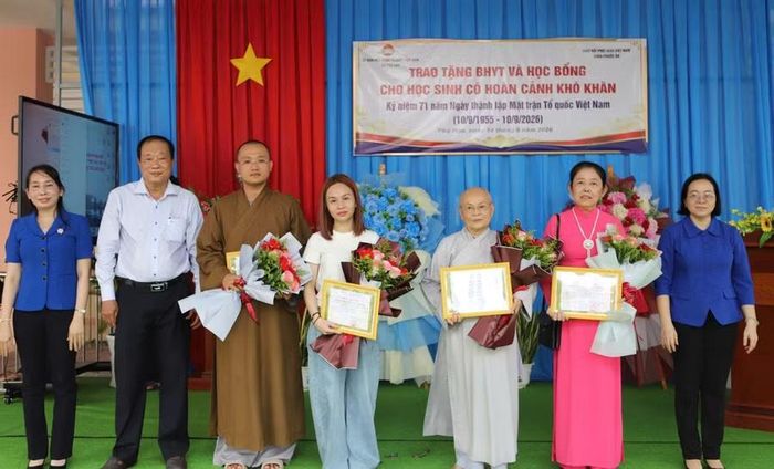 Đại diện chính quyền địa phương trao cảm tạ các nhà tài trợ.
