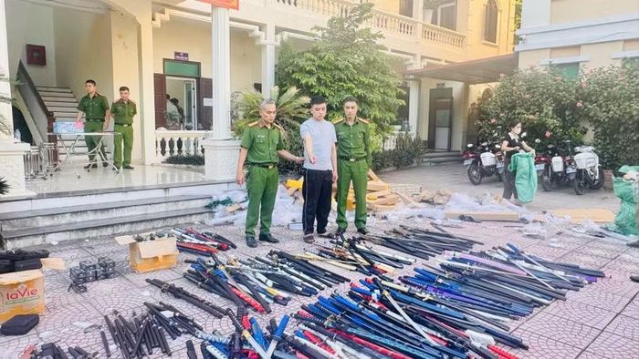 Ninh Văn Thanh và số vũ khí, công cụ hỗ trợ bị lực lượng công an thu giữ.