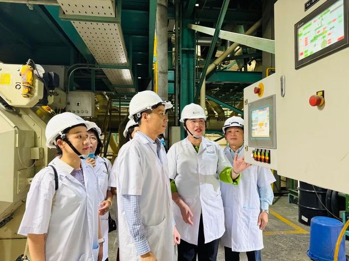 PGS.TS Vũ Thị Phương Anh (thứ 2, từ phải qua) - Quyền Hiệu trưởng Trường Cao đẳng Đà Nẵng đi kiểm tra thực tế nơi thực tập và làm việc của sinh viên.
