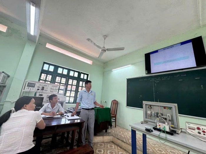 Các nhà giáo trong tham gia thi Hội giảng cấp trường để nâng cao trình độ chuyên môn.