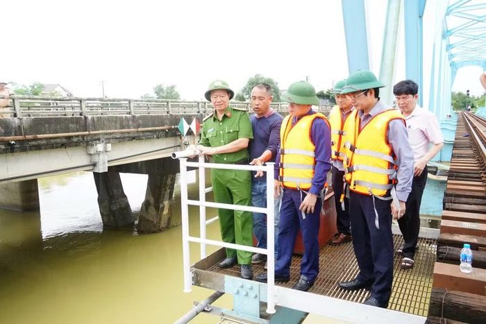 Ông Lê Văn Bảo, Phó Chủ tịch UBND tỉnh chỉ đạo Công an tỉnh triển khai biện pháp di dời sà lan, đảm bảo an toàn cầu.
