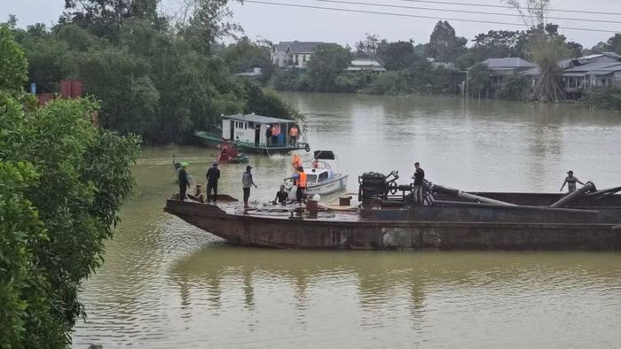 Sà lan được lai dắt đến nơi an toàn.